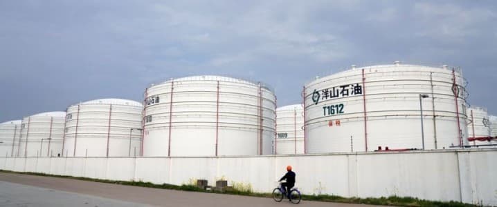 ووفقا لتقديرات كلايد راسل، كاتب عمود رويترز، فإن الصين، مدفوعة بارتفاع إنتاجية المصافي، من المرجح أن تكون قد سحبت النفط الخام من مخزوناتها التجارية والاستراتيجية في نوفمبر/تشرين الثاني.