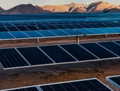 الهند تسير في كل شيء على الطاقة المتجددة، مع خطط كبيرة لتوسيع قطاع الطاقة الشمسية. 