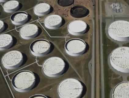 أسعار النفط توسع خسائرها بعد إصدار بيانات مخزون تقييم الأثر البيئي